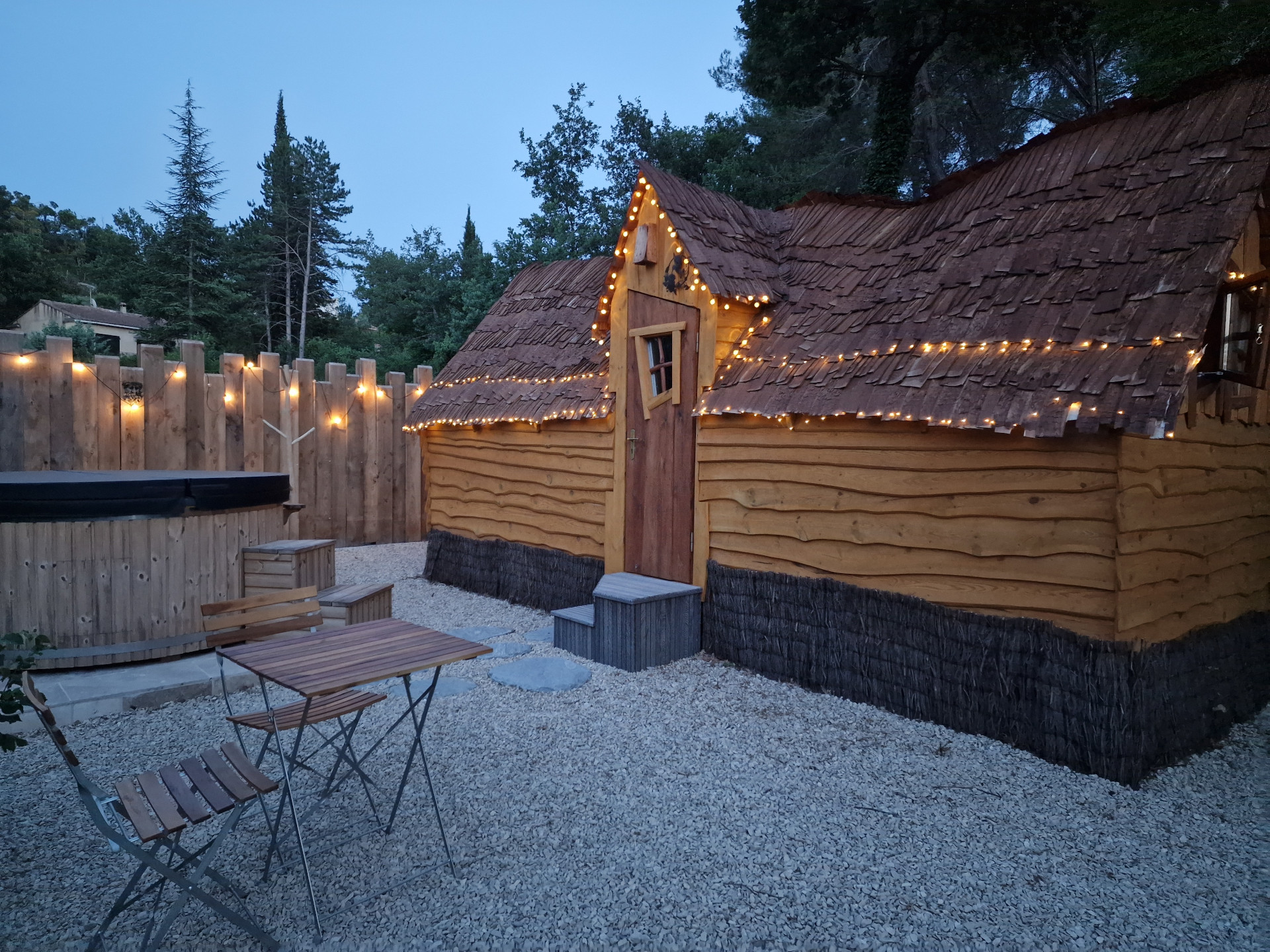 vue de la porte d'entrée et du spa de nuit